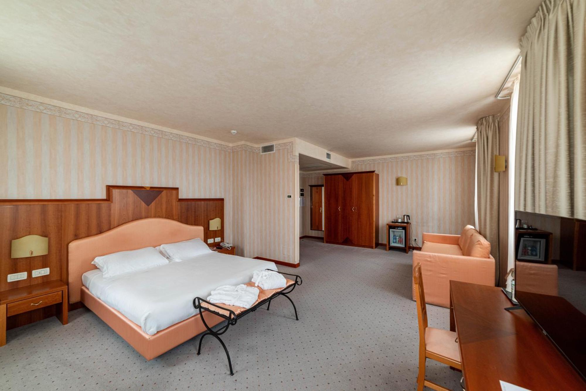 Phi Hotel Astoria Susegana Exterior photo